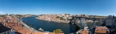 Porto, Portekiz - 13 Eylül 2024: Porto 'nun temiz bir gökyüzü altında renkli binaları gösteren güzel nehir manzarası