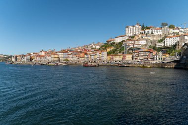 Porto, Portekiz - 13 Eylül 2024: Douro Nehri üzerindeki güneşli manzara Porto ufkunu açık bir günde gözler önüne seriyor