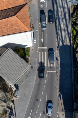 Şehir merkezinde yaya geçidinde trafik ve yayaların genel perspektifi.