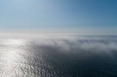 Güneş ufku aydınlatmaya başladığında okyanustan yumuşak bir sis yükselir..