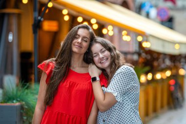 İki pozitif kız arkadaş eğleniyor, gülüyor, sarılıyor ve deliriyor.