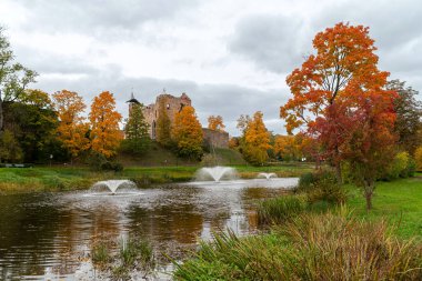Sonbahar renkleri sakin bir manzarada sakin bir göletin yanındaki tarihi bir kaleyi tamamlar.