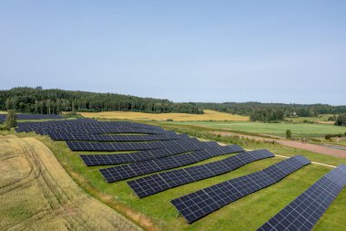 Kırsal alanda büyük bir güneş paneli çiftliği.