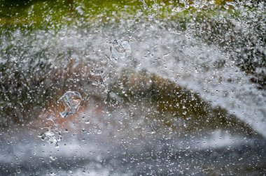 Çeşmede küçük damlalar, soyut doğal arkaplan, seçici odak, yakın çekim