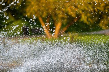 Çeşmede küçük damlalar, soyut doğal arkaplan, seçici odak, yakın çekim