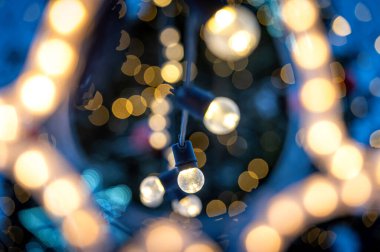 Sarı çelenklerle kaplı Noel ağacı ışıkları ve bokeh kopyalama alanı