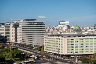 Lizbon, Portekiz - 7 Eylül 2024: Lizbon 'un panoramik manzarası tarihi mimari ve canlı şehir yaşamını gözler önüne seriyor