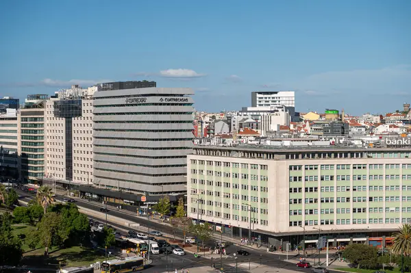 Lizbon, Portekiz - 7 Eylül 2024: Lizbon 'un panoramik manzarası tarihi mimari ve canlı şehir yaşamını gözler önüne seriyor