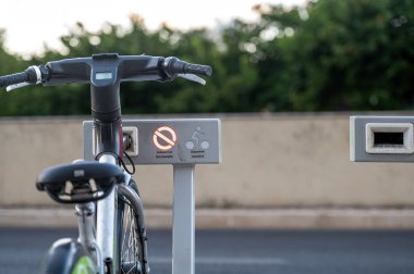 Motosiklet paylaşım istasyonunda izinsiz park yasağı olan bir bisiklet emniyete alınır..