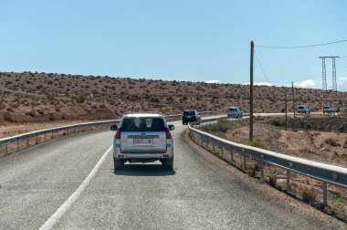 Atlass Dağları, Fas - 16 Şubat 2025: Gezginler Fas 'taki 4x4 macerasına Atlas Dağları' ndan geçtiler