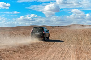 Agafay Çölü, Fas - 16 Şubat 2025: Turistler Fas 'taki engebeli Agafay Çölü' nde maceralı bir off-road yolculuğuna çıktılar.