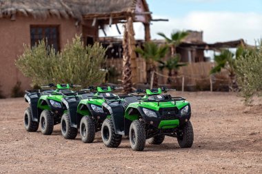 Agafay Çölü, Fas - 16 Şubat 2025: Turistler açık bir gökyüzü altında Agafay Çölü, Fas 'ta dört tekerli bisiklet sürmenin heyecanını yaşıyorlar.