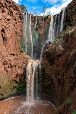 Fas 'taki Ouzoud şelalelerini büyüleyici doğal güzellikleri ve mavi gökyüzü ile büyülüyor.