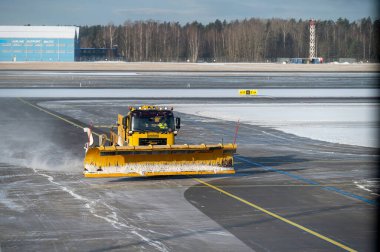 Riga, Letonya - 15 Şubat 2025: Kar temizleme ekipmanları kışın Riga Uluslararası Havalimanı 'nda çalışır
