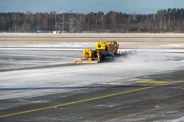 Riga, Letonya - 15 Şubat 2025: Riga Uluslararası Havalimanı 'nda kar temizleme operasyonları gerçekleşiyor.