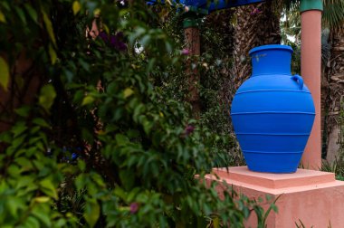 Marakeş, Fas - 18 Şubat 2025: Marakeş 'teki Jardin Majorelle bahçesindeki yemyeşil seramik bir çömlek.