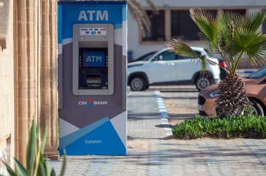 Essaouira, Fas - 17 Şubat 2025: İnsanlar güneşli bir günde Essaouira, Fas 'taki CIH Bank' ın dışındaki ATM 'den para çekiyorlar.