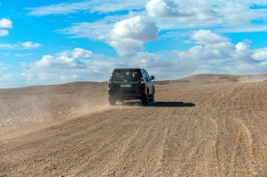 Agafay Çölü, Fas - 16 Şubat 2025: 4x4 off-road araçlarıyla heyecan verici bir keşif gezisi