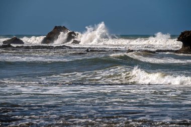 Kayalık sahildeki güçlü dalgalar Essaouira kıyı şeridini dramatik bir şekilde gösteriyor..