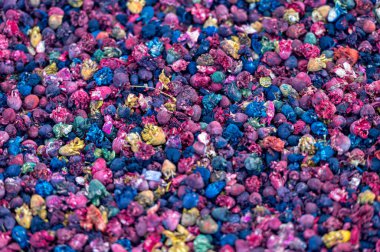 Parlak renkli baharatlar ve çay karışımı kalabalık bir Marakeş pazarında.