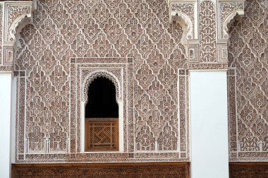 Marakeş 'teki tarihi bir binanın duvarlarına güzel oyulmuş desenler..