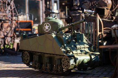Antika araçların yer aldığı açık hava sergisinde küçük bir askeri model tank sergileniyor..