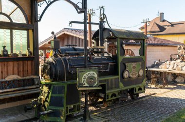 Skrunda, Letonya - 22 Mart 2025: Güneşli bir günde tarihi buhar lokomotifi açık havada sergilendi