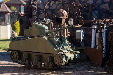 Tarihi araçların sergilendiği açık havada sergilenen askeri model tank