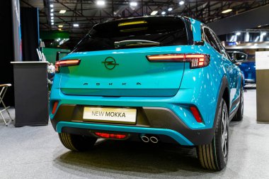 Riga, Letonya - 25 Nisan 2025: Modern tasarımı olan parlak mavi renkli bir SUV bir araba fuarında dikkat çekiyor.