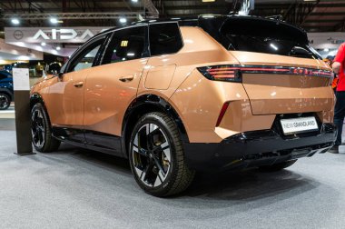 Riga, Letonya - 25 Nisan 2025: Opel Grandland SUV çarpıcı bir renk sergisi kapalı alanda sergilendi.