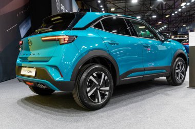 Riga, Letonya - 25 Nisan 2025: Canlı mavi renkli bir SUV modern tasarımını sergileyen bir otomobil fuarında sergilendi.