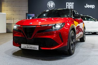 Riga, Letonya - 25 Nisan 2025: Alfa Romeo Junior SUV tasarım unsurlarının yer aldığı bir otomotiv fuarında sergilenmektedir.