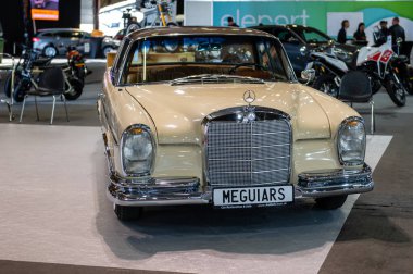 Riga, Letonya, 29 Nisan 2022: Diğer araçlar arasında bir otomotiv sergisinde antika bir araba sergileniyor.