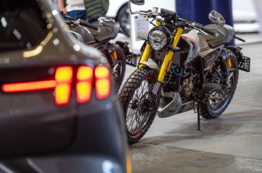 Riga, Letonya, 29 Nisan 2022: Motosikletler modern tasarım ve teknolojiyi araba sergisinde sergiliyor.