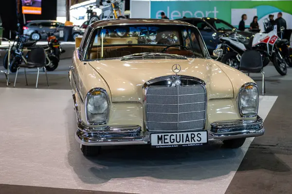 Riga, Letonya, 29 Nisan 2022: Diğer araçlar arasında bir otomotiv sergisinde antika bir araba sergileniyor.