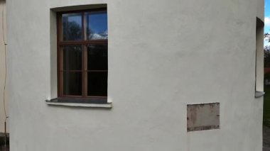 Geniş yeşil tarlalar üzerinde İHA uçuşu. Gün ışığında dolambaçlı bir yolun yanında.