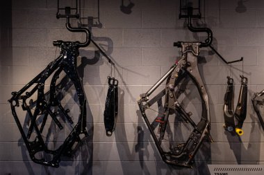 Pittsburgh, ABD - Haziran 06, 2019: Çeşitli Harley-Davidson motosiklet çerçeveleri Pittsburgh 'daki bir mağazada sergileniyor.