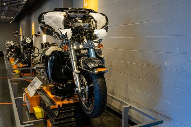 Pittsburgh, ABD - Haziran 06, 2019: Mekanikler Pittsburgh 'da şık bir motosiklet modelini sergiliyor.