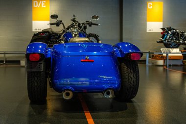 Pittsburgh, ABD - Haziran 06, 2019: Pittsburgh 'da bir mağazanın servis alanında mavi bir Harley-Davidson motosiklet sergilenmektedir..