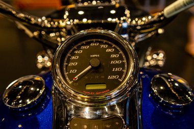 Pittsburgh, ABD - 06 Haziran 2019: Saatte kilometrelerce hızla giden bir motorsiklet hız göstergesine yakın çekim
