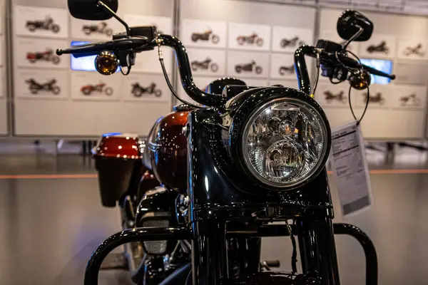 Pittsburgh, ABD - Haziran 06, 2019: Ziyaretçiler Pittsburgh 'daki bir mağazada eşsiz tasarımlarla özel motosikletleri keşfediyorlar.