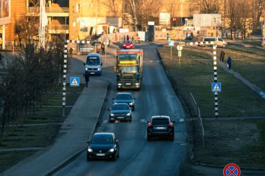 Riga, Letonya - 2 Mart 2021: Öğleden sonra saatlerinde araçları ve yayaları olan bir şehir caddesinde trafik akışı.