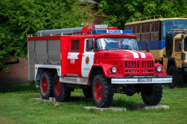 Rusne, Litvanya - 25 Mayıs 2025: Eski bir Sovyet itfaiye aracı Rusne, Litvanya 'da tarihi sergiliyor..