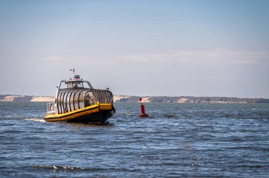 Dreverna, Litvanya - 24 Mayıs 2025: Güneşli havalarda Litvanya 'nın Dreverna kenti yakınlarındaki sakin sularda gezinen tekne