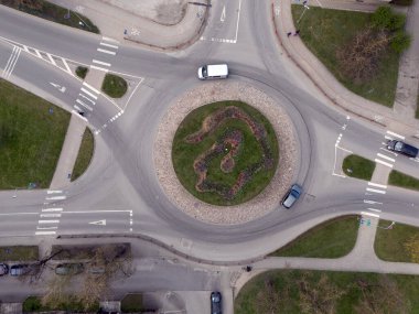 Şehirdeki hava manzarası, çevre düzenlemesi ve trafik akışını gösteriyor..