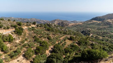 Ziyaretçiler Girit 'in güzel tepelerini keşfeder, yemyeşil zeytinlikleri ve deniz manzaraları vardır..