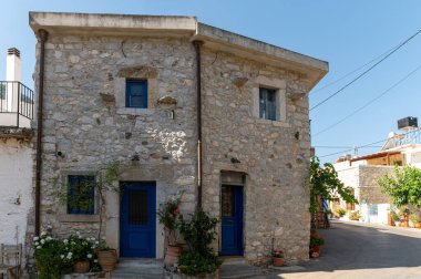 Mavi kapılı taş mimari Girit, Krasi 'de pitoresk bir atmosfer yaratır..