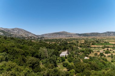 Girit 'teki Lasithi Platosu' nun yemyeşil ve geniş manzaralarını yakalıyorum.