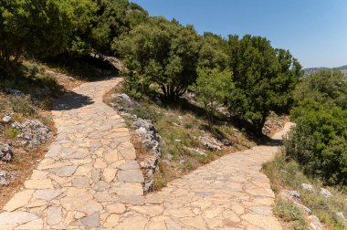 Taş yollar Girit 'in bereketli manzarasındaki kutsal Dikteon Mağarası' nı keşfetmeye davet ediyor..