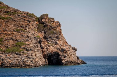 Girit 'teki Ege Denizi' nin sakin mavi sularının üzerinde yemyeşil kayalıklar yükseliyor..